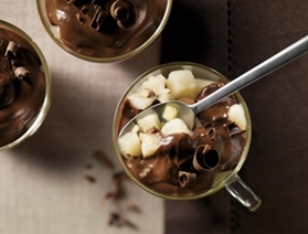 Petit pot de crème au chocolat avec étagé de poires et de gingembre