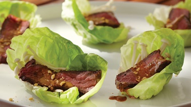 Rouleaux de laitue au bison grillé et aux champignons enokis, sauce aux arachides