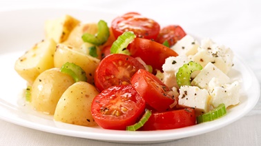 Salade de pommes de terre rouges, blanches et bleues