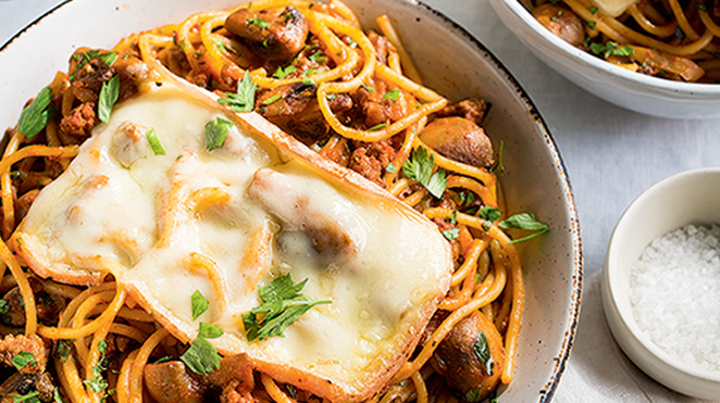 Spaghettis gratinés au veau et aux champignons