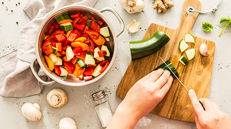 Initiate your teens to cooking thanks to these 4 tips 