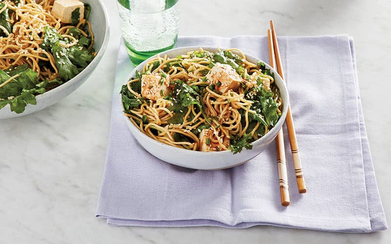 Nouilles au sésame avec chou frisé et tofu