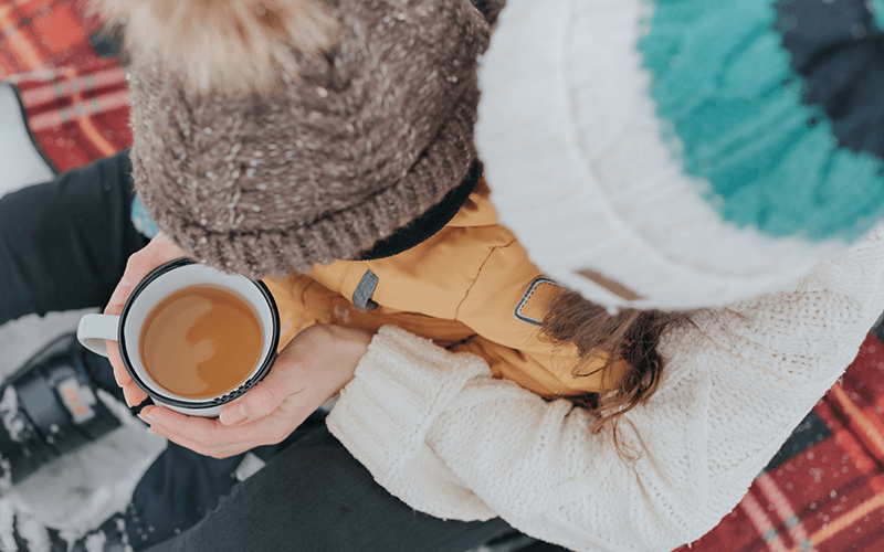 Personne avec une tasse